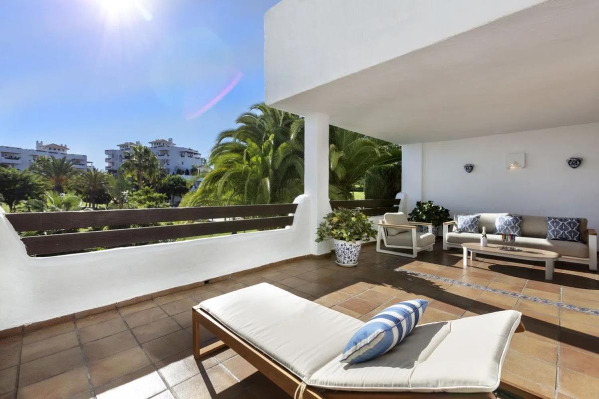 Venta de piso en Barrio El Velerín, Estepona
photo 1
