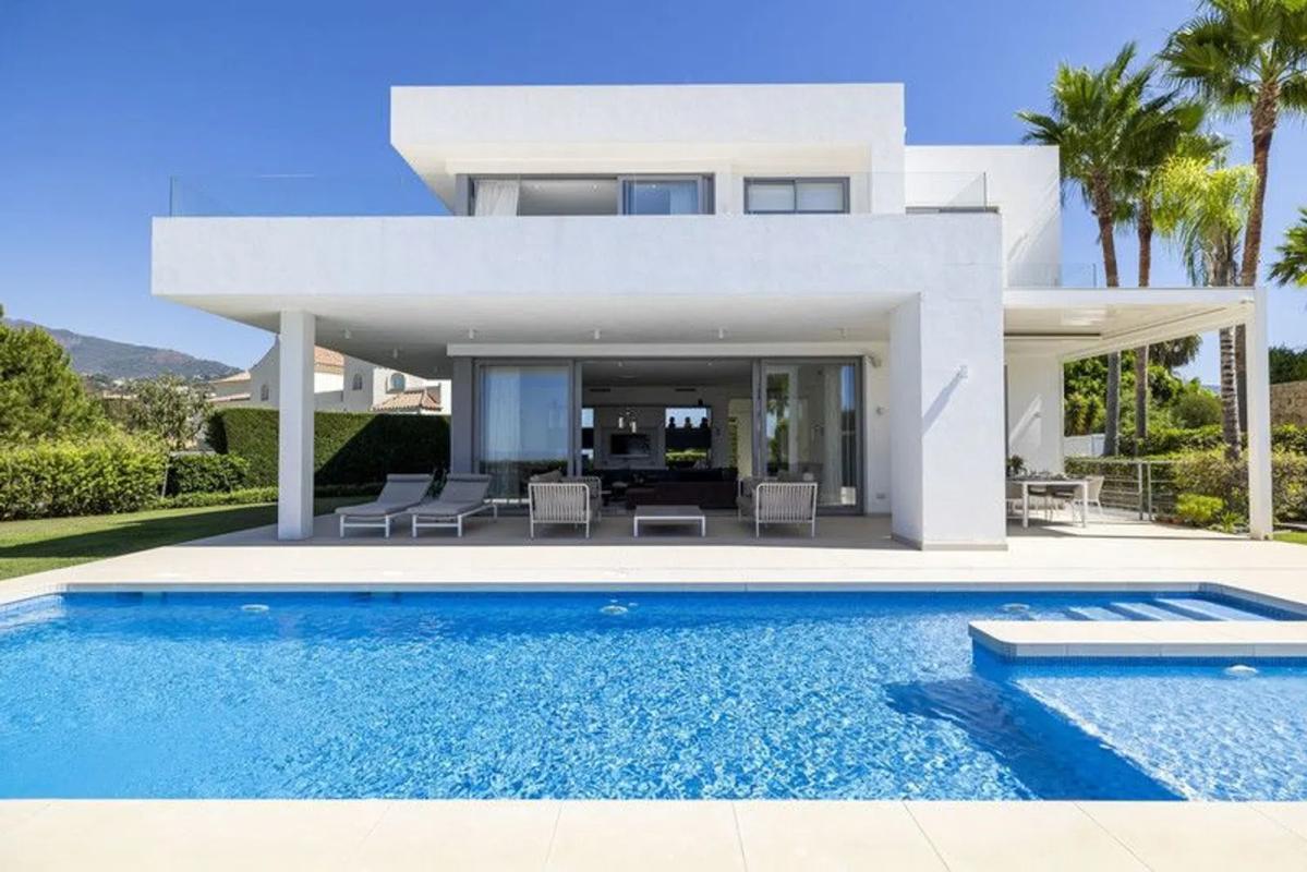 Sale of independent chalet in Los Arqueros-Puerto del Almendro, Benahavís
 photo 2
