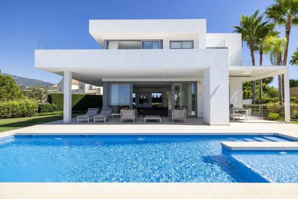 Detached villa for sale in Los Arqueros-Puerto del Almendro, Benahavís thumbnail 1