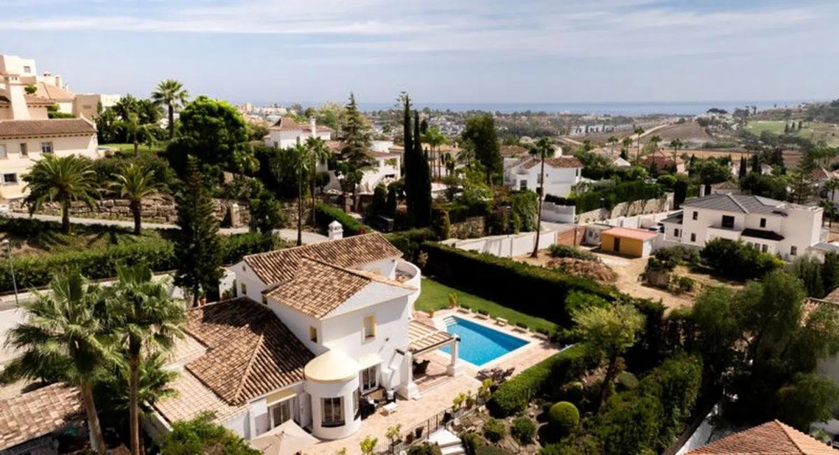 Sprzedaż niezależnego domku jednorodzinnego w Barrio Paraiso-Barronal, Estepona photo 1
