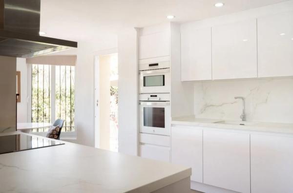 Detached villa for sale in Barrio Paraiso-Barronal, Estepona thumbnail 2