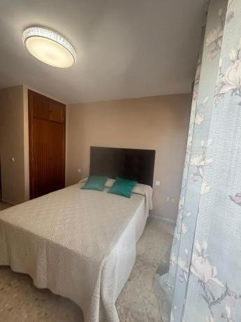 Chalet independiente en venta en Calle Altamar, Rincón de la Victoria thumbnail 2