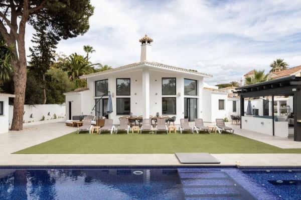 Chalet independiente en venta en Barrio Las Chapas-Alicate Playa, Marbella photo 1