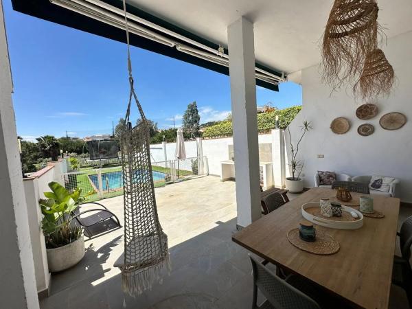 Chalet independiente en venta en Calle Estados Unidos, Rincón de la Victoria photo 1