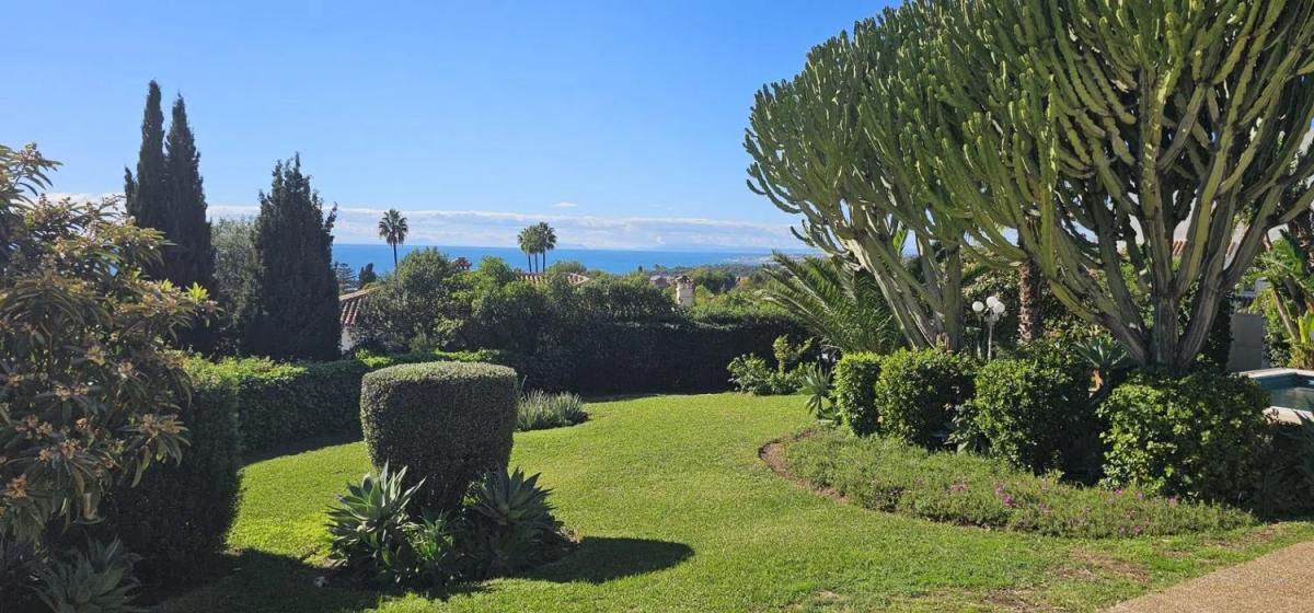 Sprzedaż niezależnego domku jednorodzinnego w Calle Maestra Doña Carola, Marbella photo 2
