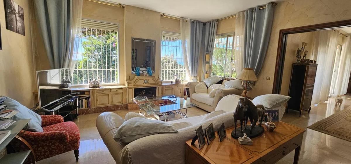 Sprzedaż niezależnego domku jednorodzinnego w Calle Maestra Doña Carola, Marbella photo 4