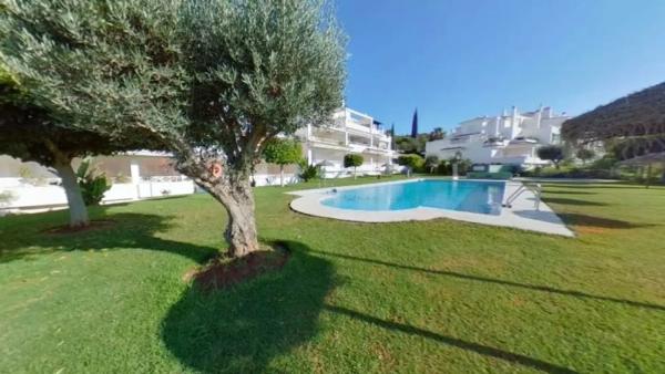 Piso en venta en  Barrio Rio Real, Marbella photo 1
