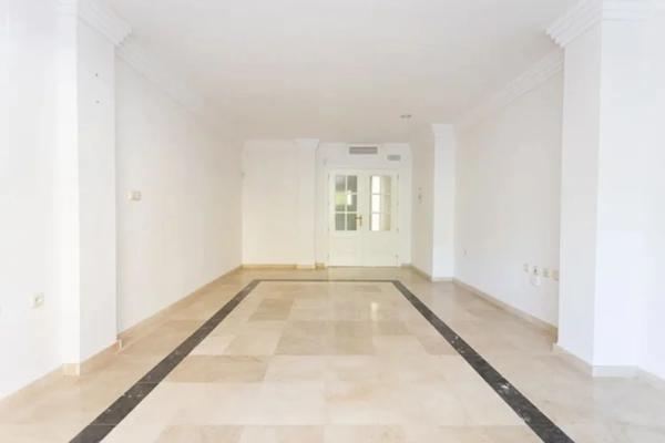 Piso en venta en  Barrio Rio Real, Marbella photo 2