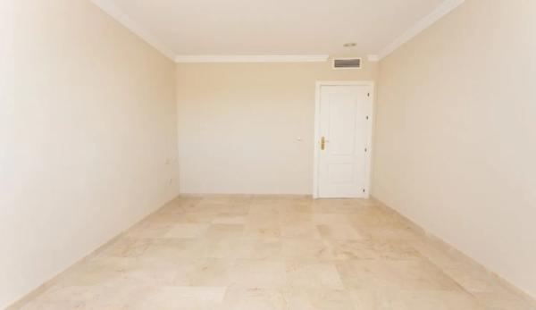 Piso en venta en  Barrio Rio Real, Marbella photo 3
