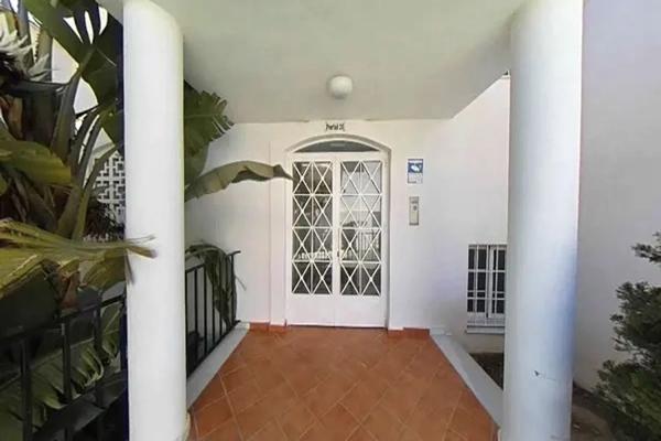 Piso en venta en  Barrio Rio Real, Marbella photo 1