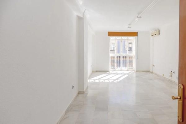 Apartment for sale in Calle Trinidad Grund, Málaga thumbnail 2