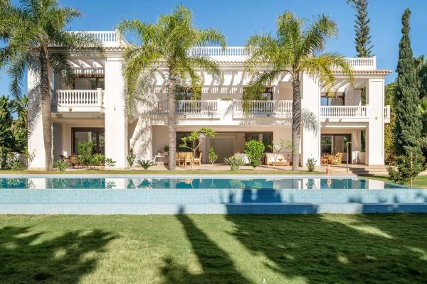 Detached villa for sale in Barrio Casasola, Estepona photo 1