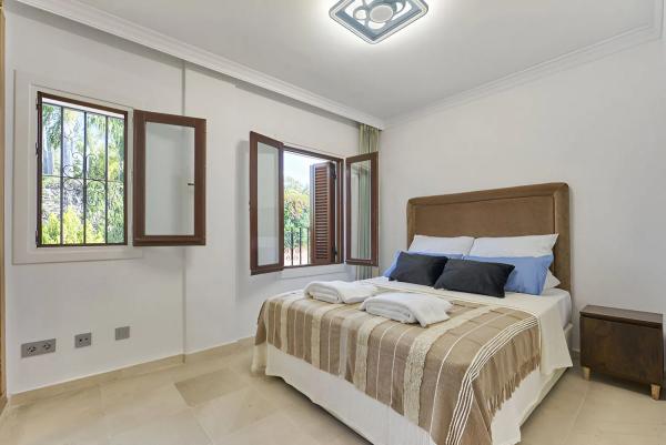 Chalet independiente en venta en  Barrio Puente Romano, Marbella photo 3