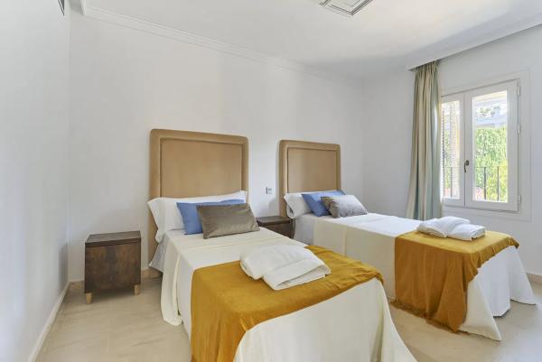 Chalet independiente en venta en  Barrio Puente Romano, Marbella photo 4