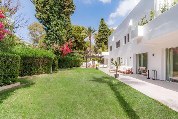 Piso en venta en  Barrio Puente Romano, Marbella photo 2