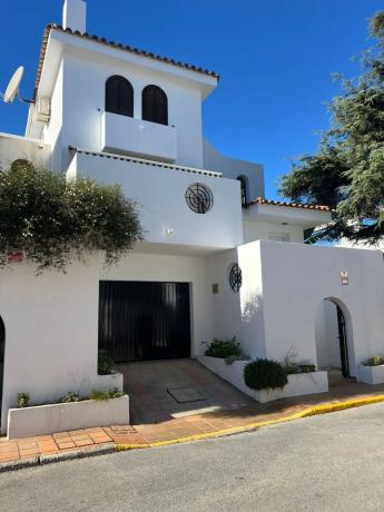 Chalet independiente en venta en Barrio Centro, Estepona photo 1
