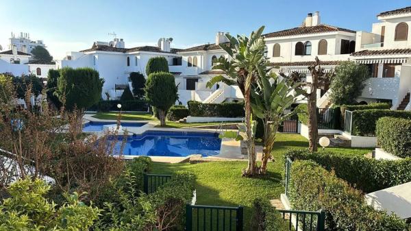 Chalet independiente en venta en Barrio Centro, Estepona thumbnail 1