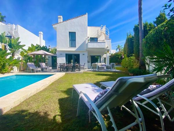 Detached villa for sale in Calle de la Perdiz, Estepona photo 1