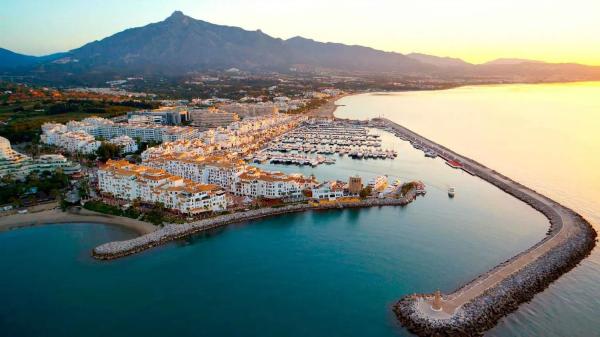 Chalet independiente en venta en  Puente Romano, Marbella photo 2