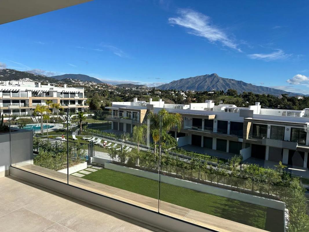Venta de piso en Calle Pico Alcazaba, Estepona
photo 1