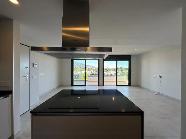 Piso en venta en Calle Pico Alcazaba, Estepona thumbnail 2