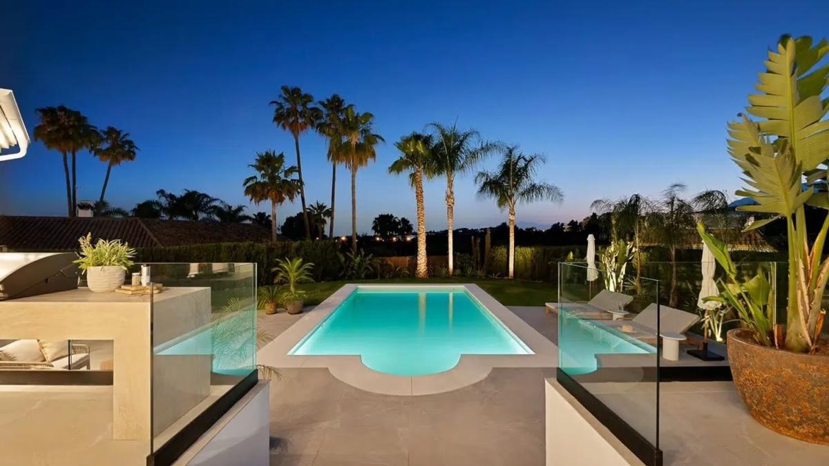 Sale of independent chalet in Calle los Limoneros, Marbella
photo 1