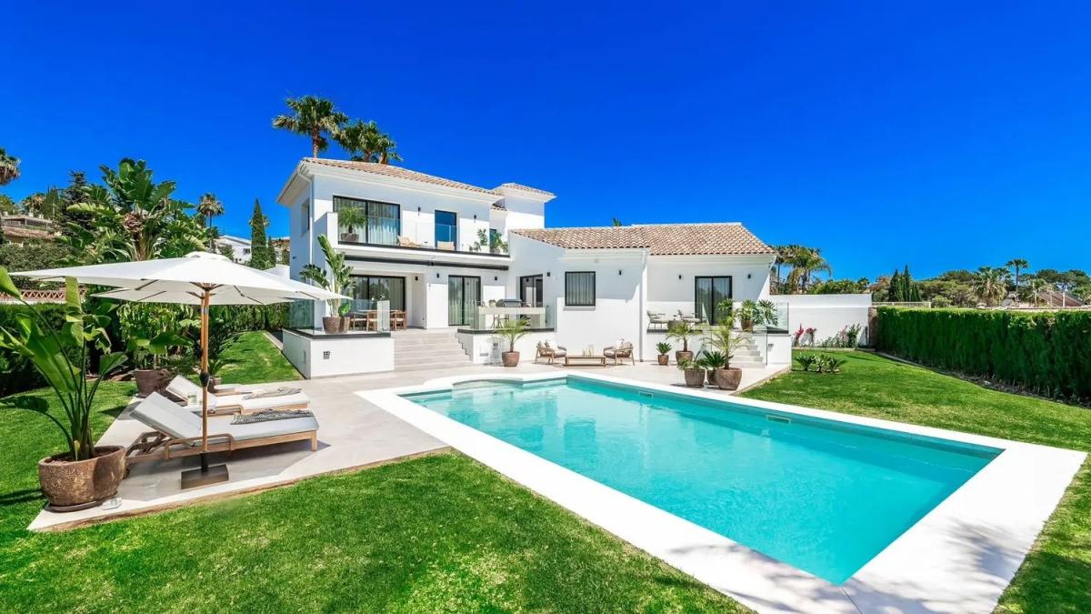 Sale of independent chalet in Calle los Limoneros, Marbella
photo 2