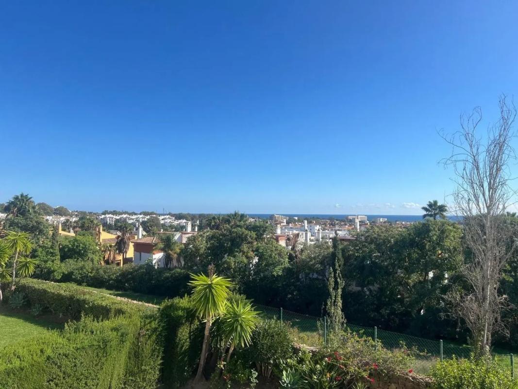 Venta de piso en Calle Calendula, Estepona
photo 1