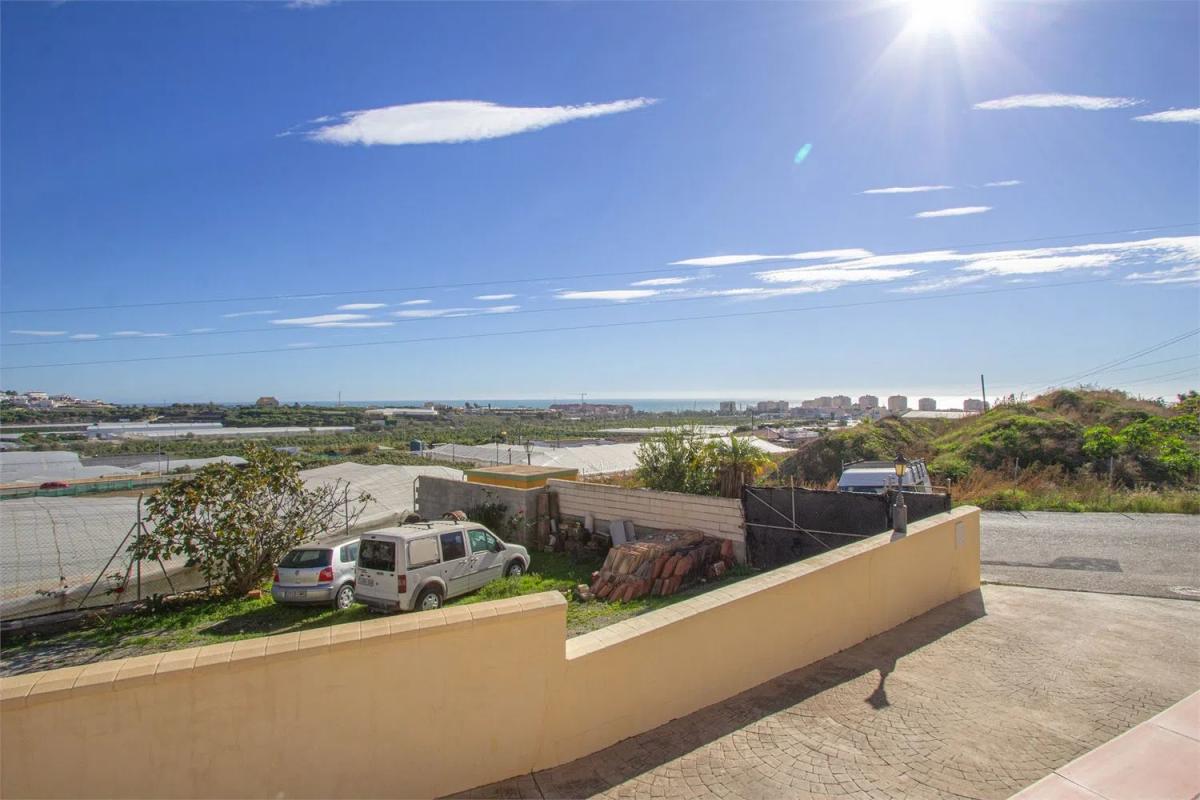 Sprzedaż niezależnego domku jednorodzinnego w Urbanización Amberes, 2 -58, Torrox photo 3