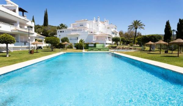 Piso en venta en  Barrio Rio Real, Marbella photo 1