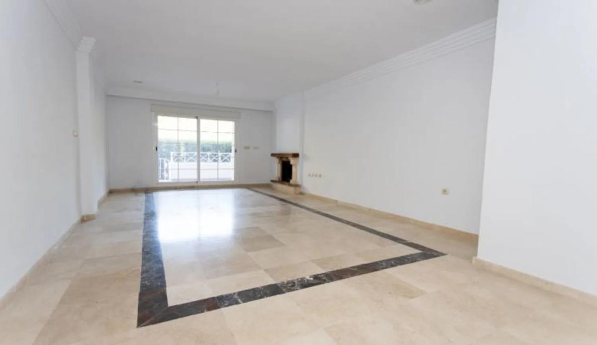 Venta de piso en Barrio Rio Real, Marbella
 photo 2