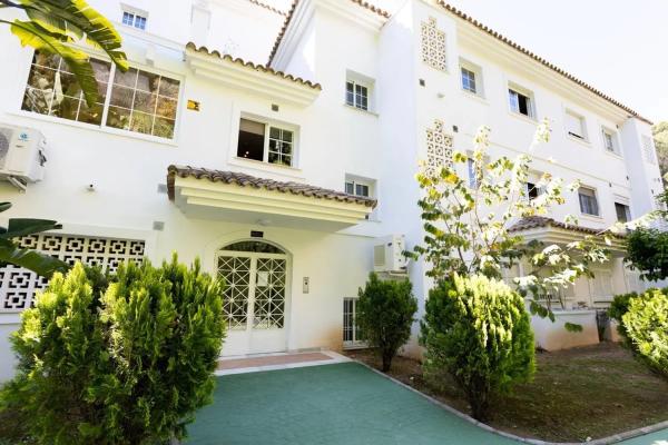 Piso en venta en  Barrio Rio Real, Marbella photo 1