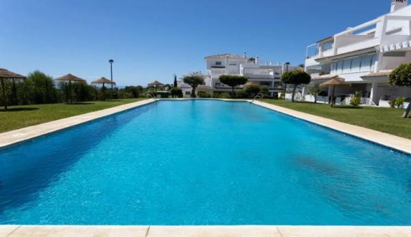 Piso en venta en  Barrio Rio Real, Marbella photo 1