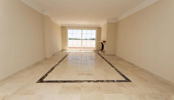 Piso en venta en  Barrio Rio Real, Marbella photo 2