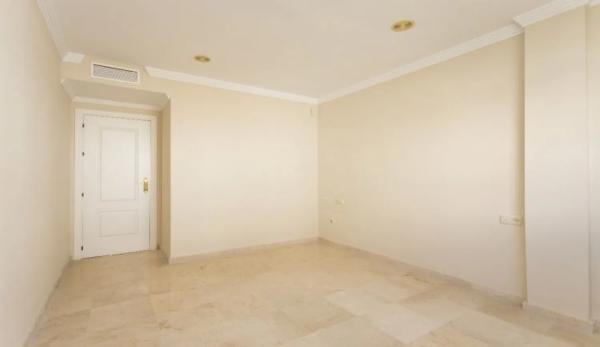 Piso en venta en  Barrio Rio Real, Marbella photo 3