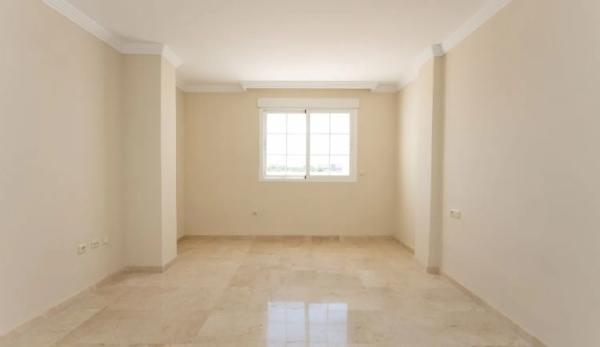 Piso en venta en  Barrio Rio Real, Marbella photo 4