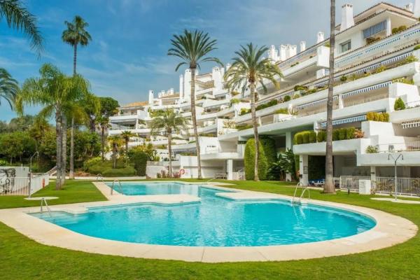 Duplex en venta en Barrio Rio Real, Marbella photo 1