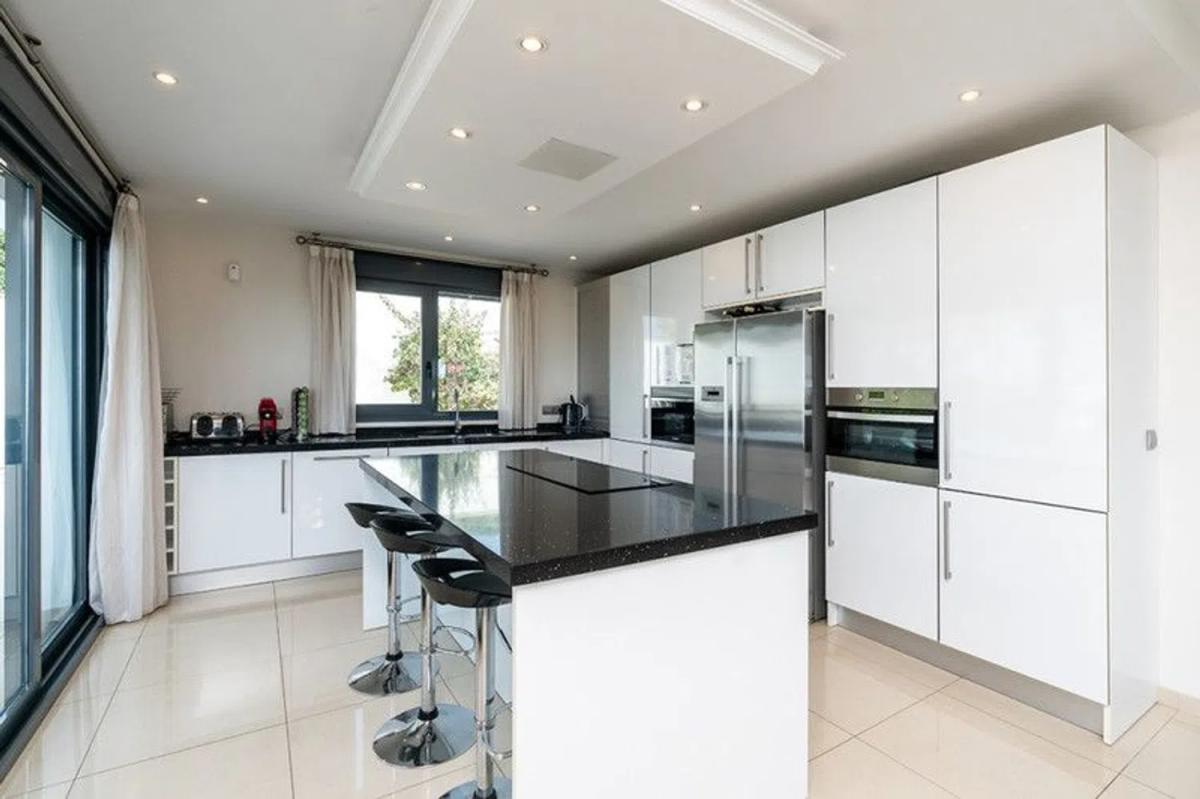 Sale of independent chalet in Paseo del Uruguay, Marbella
 photo 3