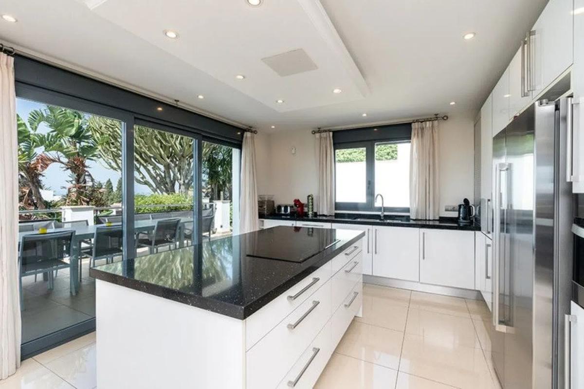 Sale of independent chalet in Paseo del Uruguay, Marbella
 photo 4