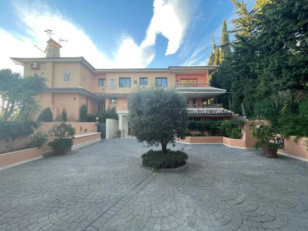 Chalet independiente en venta en Capellania s/n, Mijas thumbnail 1