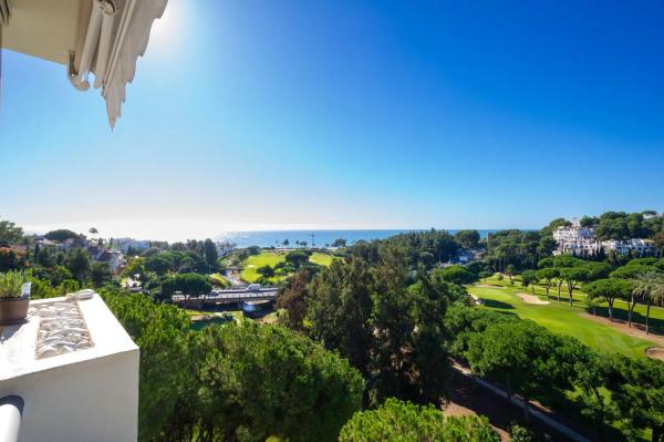 Piso en venta en  Barrio Rio Real, Marbella photo 2