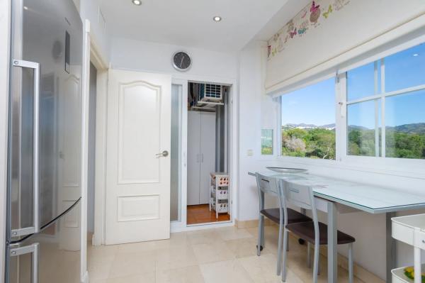 Piso en venta en  Barrio Rio Real, Marbella photo 4