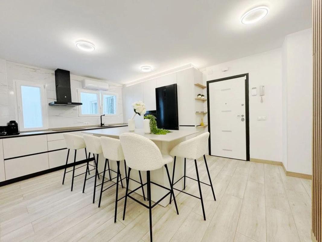 Venta de piso en Avenida Virgen del Rocío, Marbella
 photo 2