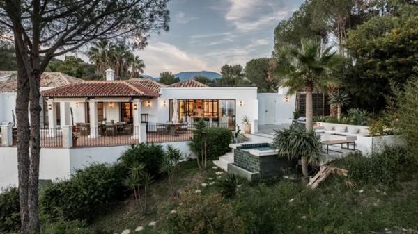 Chalet independiente en venta en  El Madroñal, 96, Benahavís photo 2