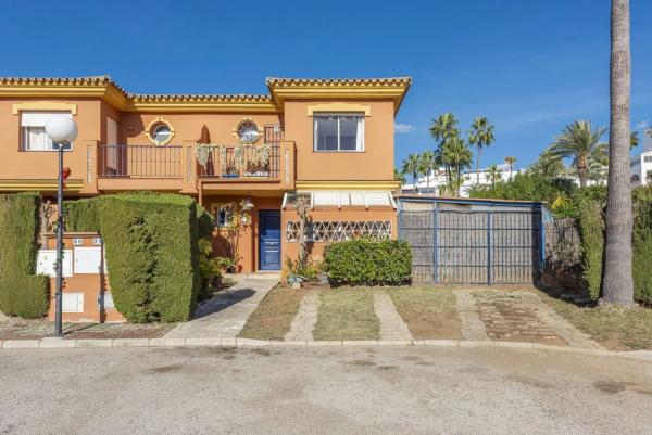 Detached villa for sale in Calle Nueva Atalaya, 43, Estepona photo 1
