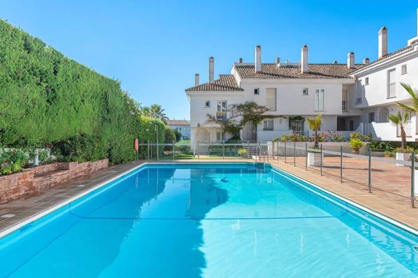 Chalet independiente en venta en Calle los Lirios s/n, Marbella photo 1