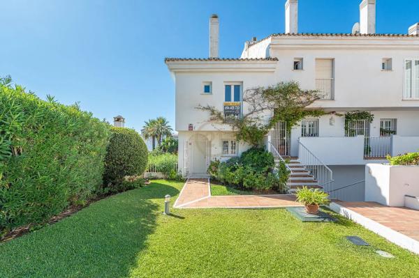 Chalet independiente en venta en Calle los Lirios s/n, Marbella thumbnail 1