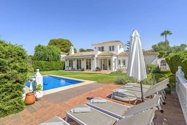 Chalet independiente en venta en Barrio Sitio de Calahonda, Mijas photo 1