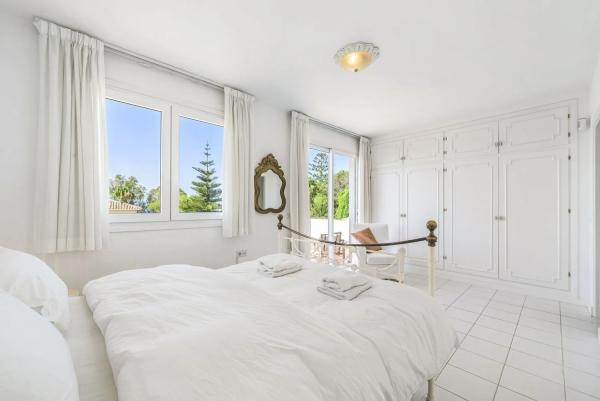 Chalet independiente en venta en Barrio Sitio de Calahonda, Mijas thumbnail 2