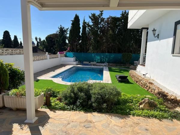 Chalet independiente en venta en  Calle austria s/n, Marbella photo 3